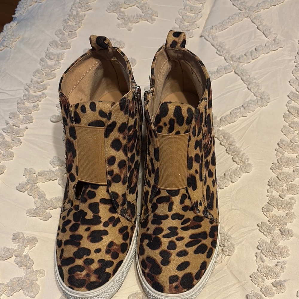 Women’s Leopard Print High-Top Slip-On Sneakers - Tan/Black